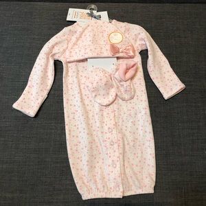 NEW-Newborn girl gift set (onesie, hat, mittens)
